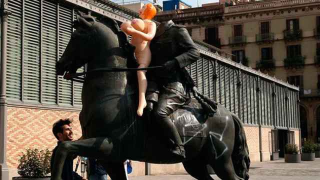 La estatua ecuestre de Franco, con la muñeca hinchable / EFE