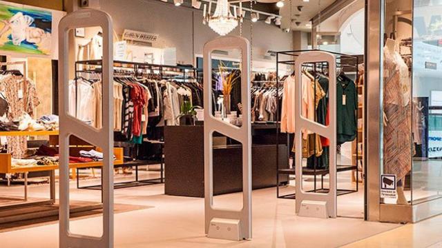 Sistemas antihurto en la entrada de una tienda de ropa, en una imagen de archivo.