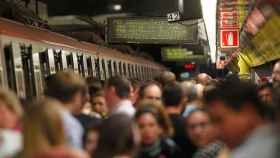 Aglomeraciones en una parada del metro de Barcelona el primer día de huelga, el 17 de junio.