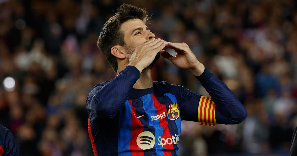 Gerard Piqué, capitán en su último partido en el Camp Nou y con una camiseta dedicada a él y en la que se lee 'Sempr3' / TONI ALBIR