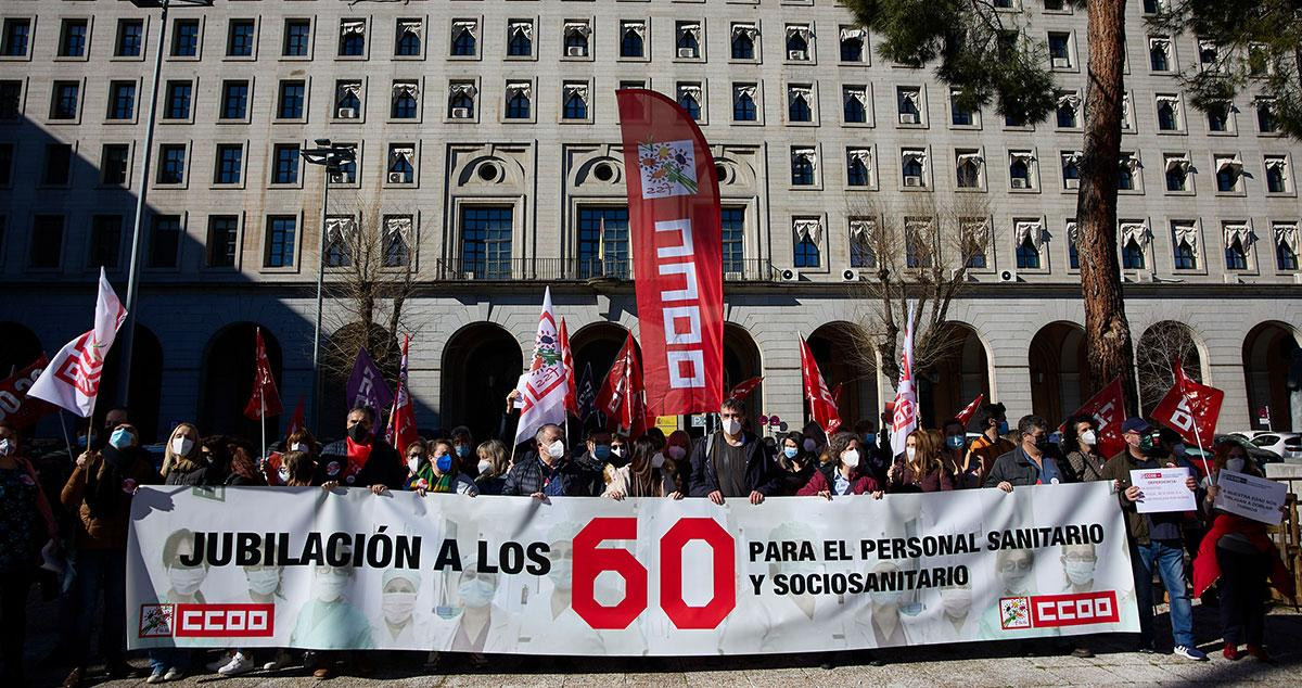Concentración para pedir rebajar a los 60 años la edad de jubilación del personal sanitario y sociosanitario / Jesús Hellín (EP)