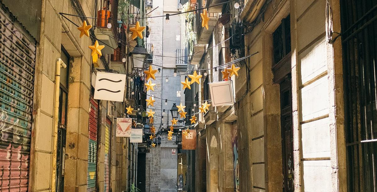 Calle del Gótico decorada PEXELS