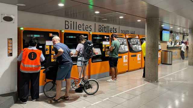 Varios usuarios adquieren los abonos gratuitos de Renfe en las máquinas autoventa de la estación de Passeig de Gracia / CRÓNICA GLOBAL