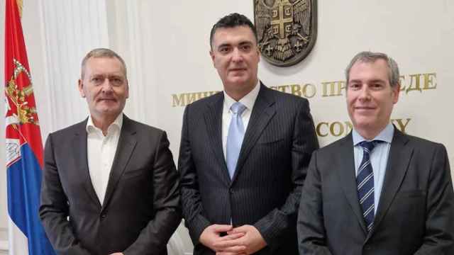 Emilio Rousaud, CEO de Factor Energía (a la derecha), junto a Rade Basta, ministro de economía de Serbia (en el centro) / FACTORENERGIA