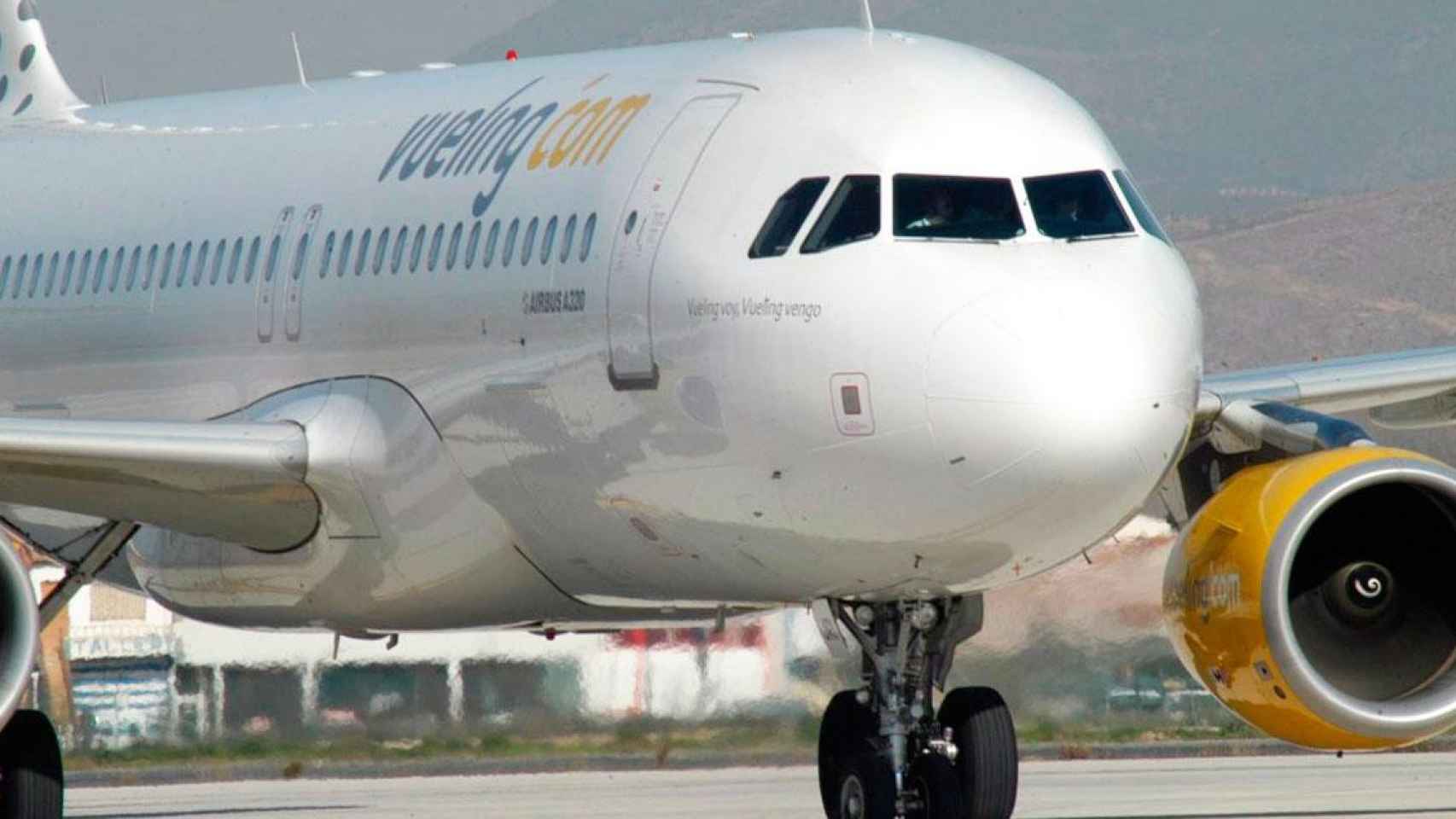 Imagen de una aeronave de Vueling en pista / EP