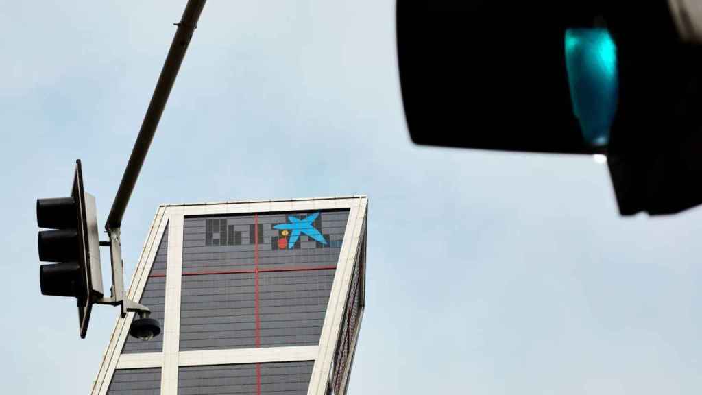 Logo de Caixabank en la torre KIO, en la madrileña Plaza de Castilla / EP