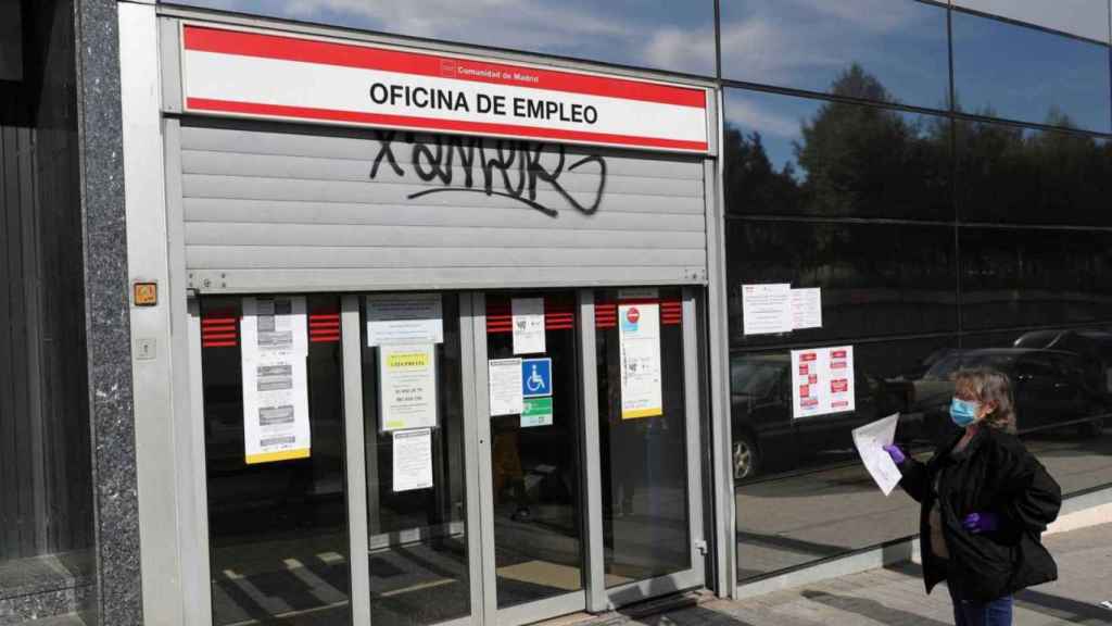 Una mujer frente a una oficina de parados / EFE