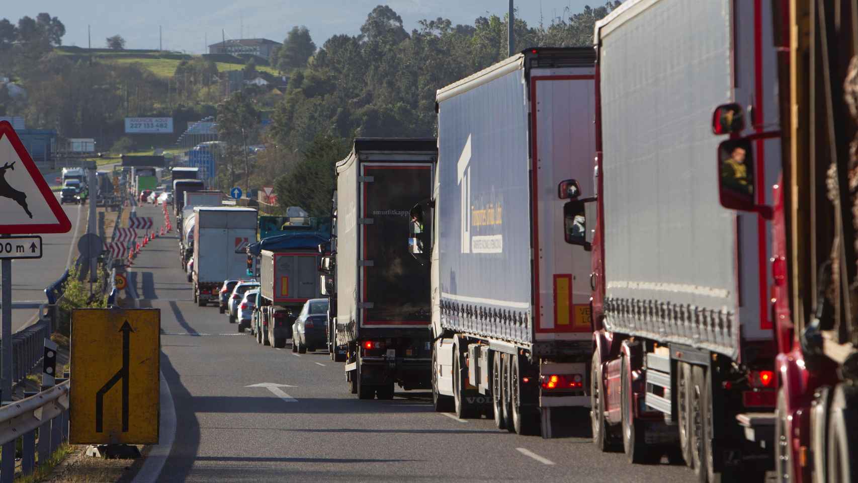 Varios transportistas en una carretera / EFE