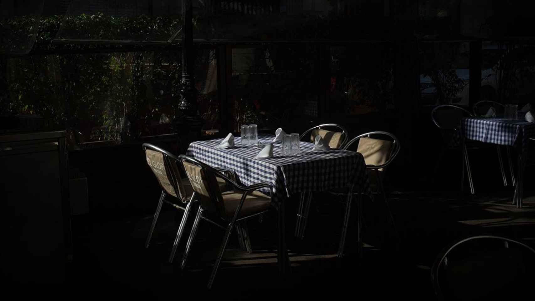 Una mesa puesta en una terraza de un local de restauración en Barcelona / DAVID ZORRAKINO (EP)