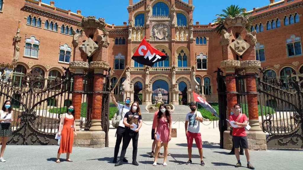 Imagen del Hospital de Sant Pau con un piquete frente al acceso / TWITTER