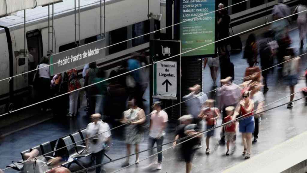 Un tren de Renfe rodeado de pasajeros en la estación Puerta de Atocha de Madrid / EP