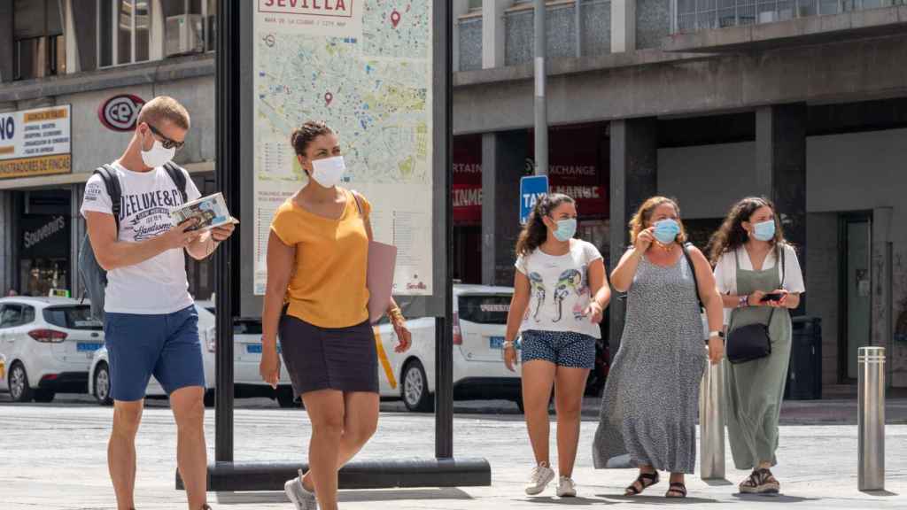 Dos personas hacen turismo en Sevilla / EP