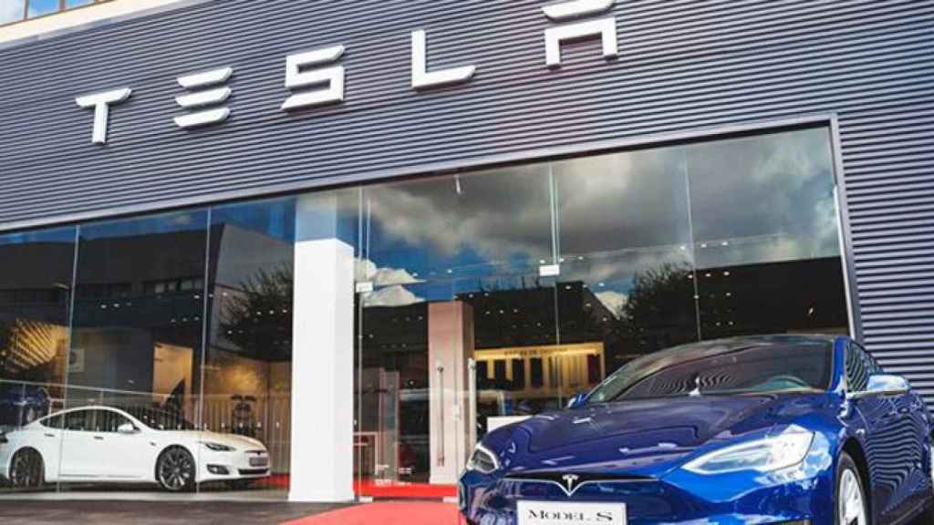 La tienda de Tesla en L'Hospitalet del Llobregat (Barcelona), la primera que la firma estadounidense abrió en España / CG