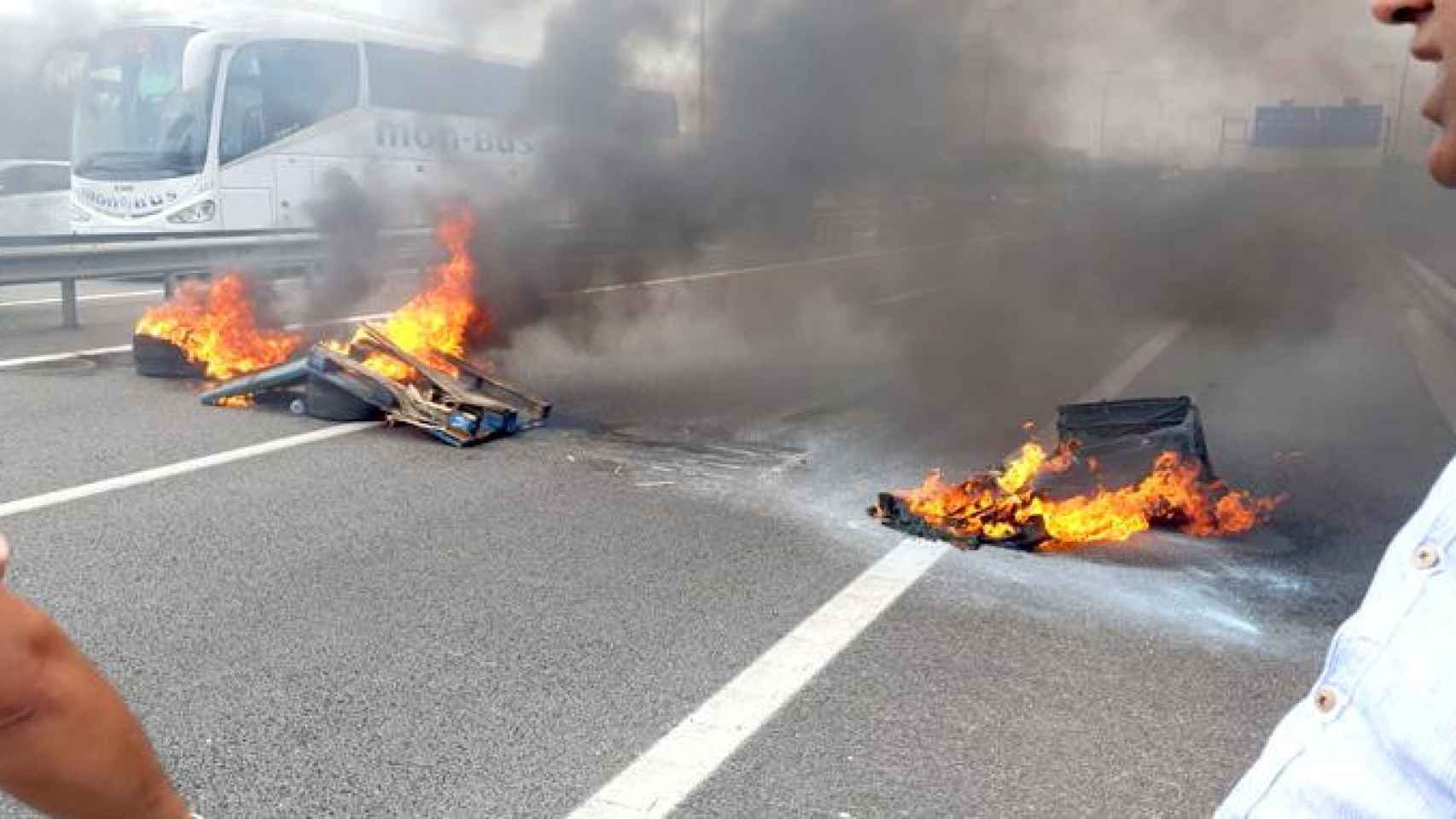 Los taxistas de Barcelona han levantado barricadas a los accesos del aeropuerto de El Prat en su protesta contra el coto a las VTC / CG