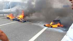 Los taxistas de Barcelona han levantado barricadas a los accesos del aeropuerto de El Prat en su protesta contra el coto a las VTC / CG