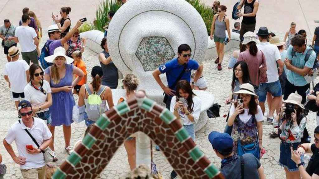 Turistas en el Parque Güell de Barcelona / EFE