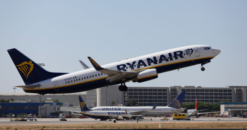 Un avión de Ryanair, cuyos tripulantes de cabina siguen en huelga 