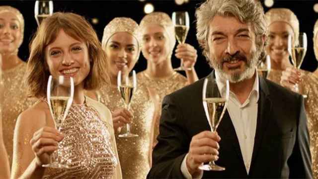 Freixenet presenta su anuncio de Navidad con los actores Ricardo Darín y Michelle Jenner