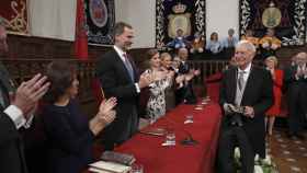 El escritor catalán Eduardo Mendoza (d), es aplaudido tras recibir hoy el Premio Cervantes de manos de Felipe VI, en presencia de Doña Letizia; (de izda a dcha) del ministro de Educación, Cultura y Deporte, Íñigo Méndez de Vigo; la vicepresidenta del Gobi