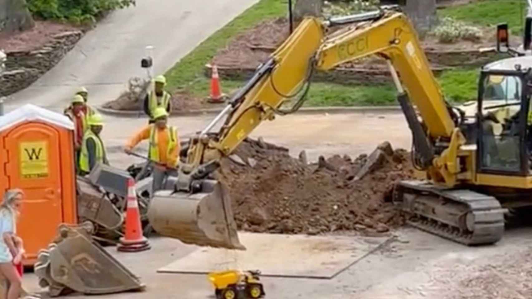 El bonito gesto de un obrero con un niño llenó con su pala el remolque del juguete