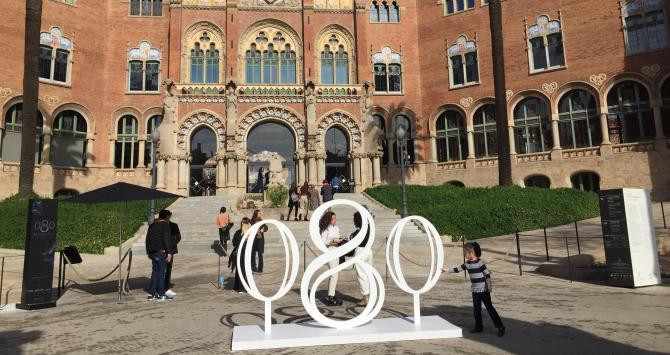 Exterior del Recinto Modernista de Sant Pau con el logo de la 080 Barcelona Fashion / CG