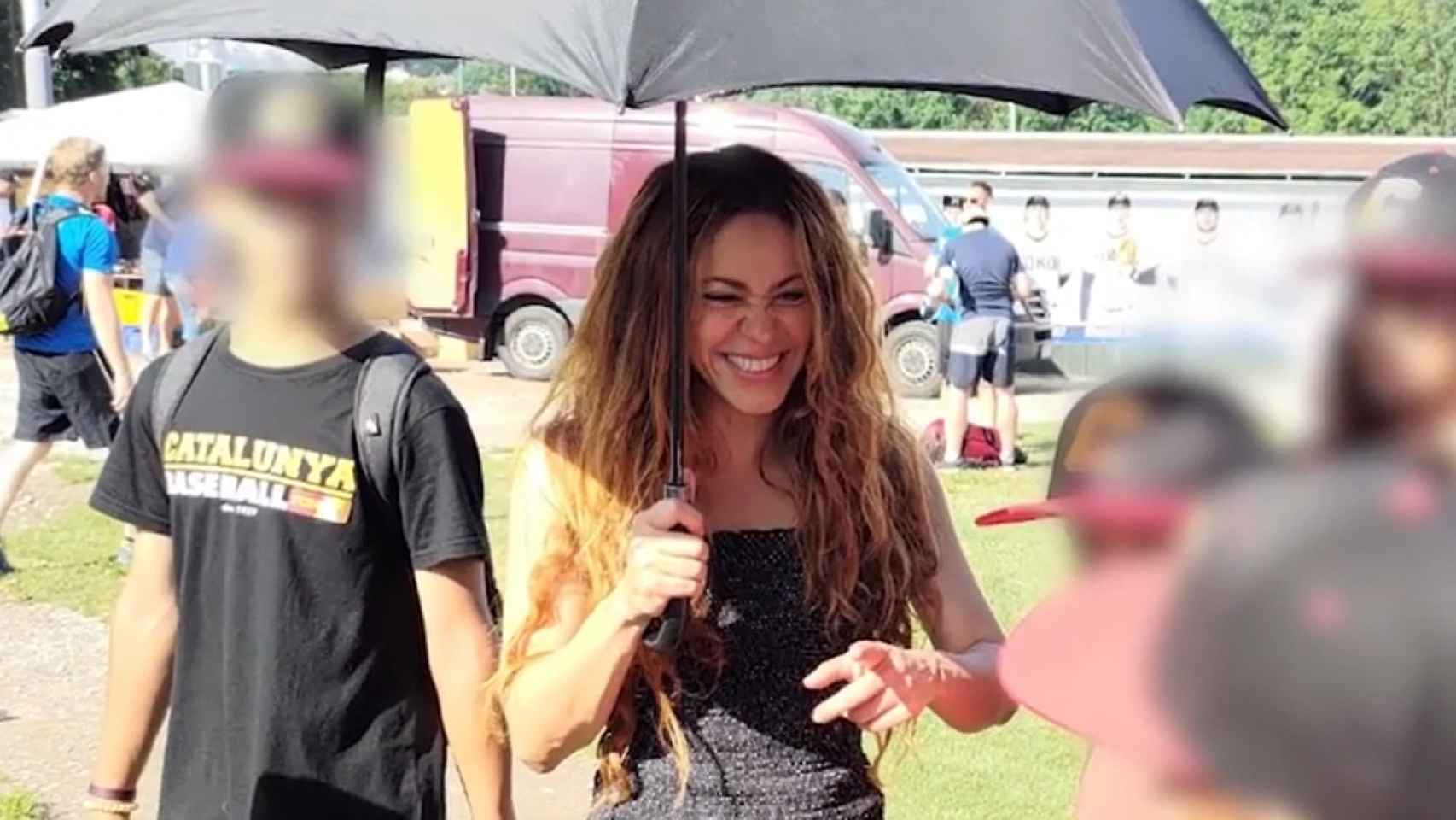 Shakira se cubre del sol, en República Checa /SOCIALITÉ