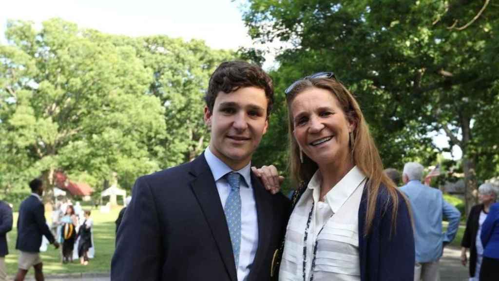 Felipe Juan Froilán de Marichalar con su madre, la infanta Elena, en su graduación del pasado curso / CG