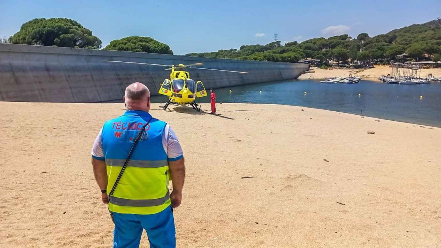 Un equipo médico en un pantano / SUMA112