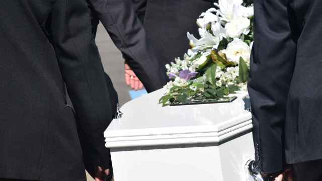 Los familiares de un hombre fallecido entierran su cadáver en una ceremonia tradicional / CG