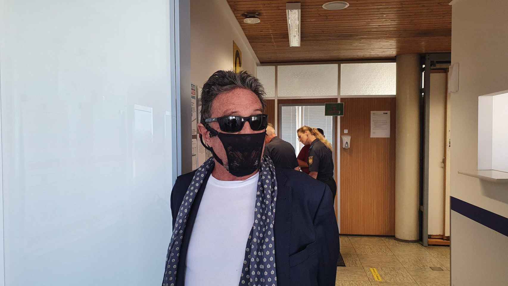 El programador informático John McAfee con unas bragas como mascarilla / TWITTER