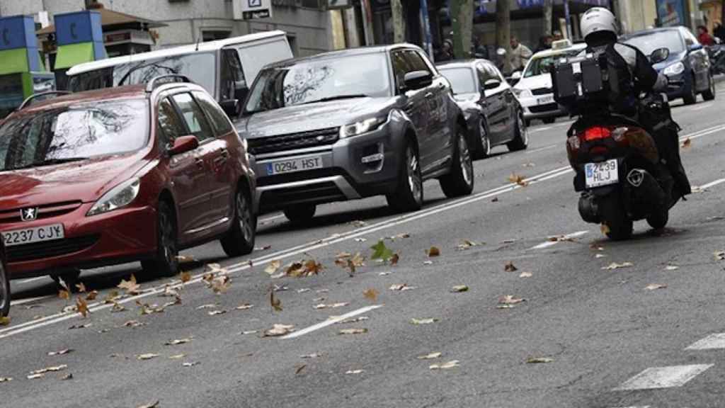 Un motorista circulando por las calles de Barcelona