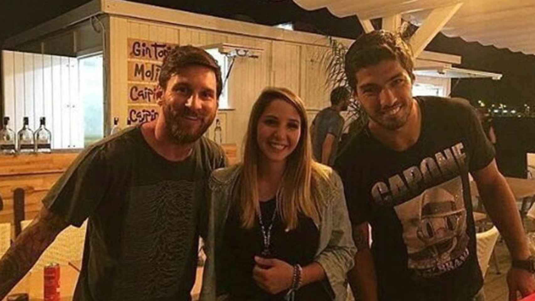 Luis Suárez y Leo Messi en el chiringuito El Chalito de Castelldefels con la exalcaldesa Candela López / REDES