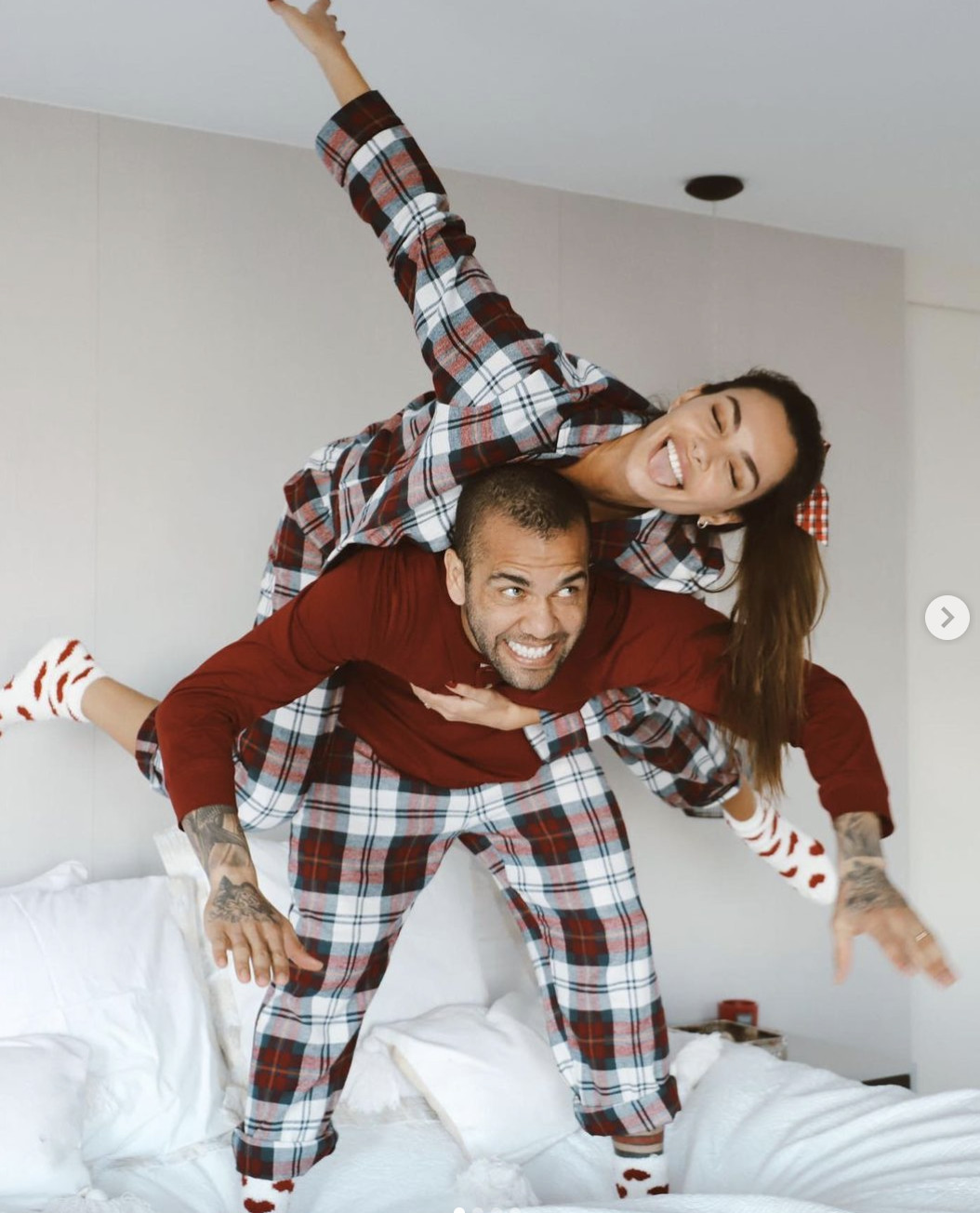 Joana Sanz y Dani Alves se lo pasan en grande en la cama / REDES