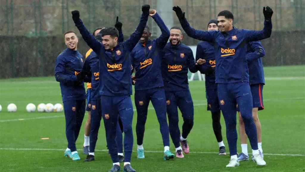 Pedri, Araujo, Memphis, Dest, Dembelé y otros jugadores en el entrenamiento / FCB