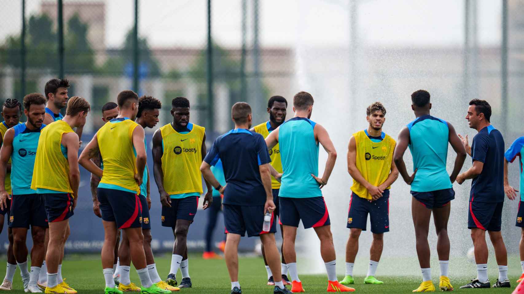 Xavi, dando una charla a los jugadores durante un entrenamiento del Barça / FCB