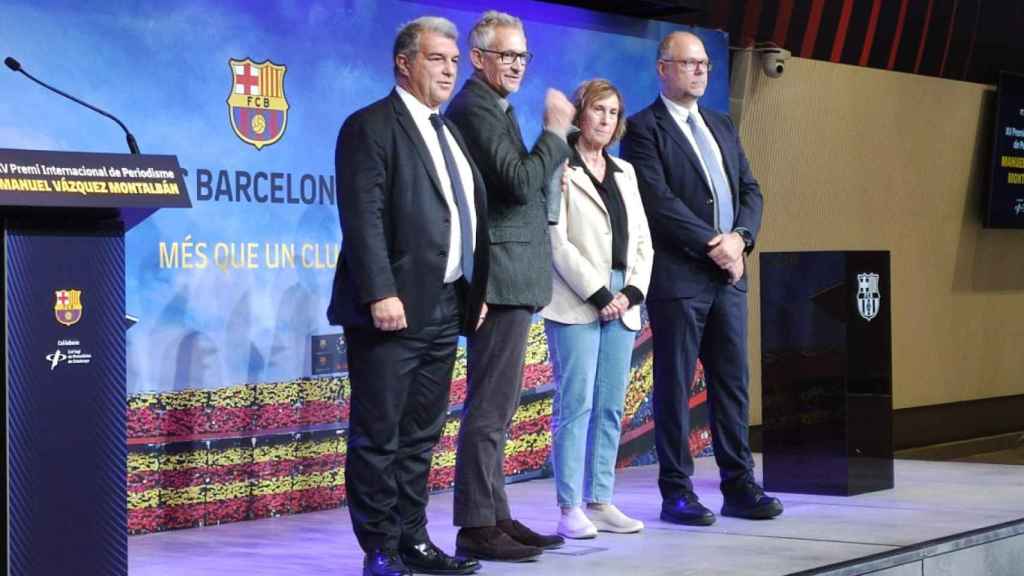 Gary Lineker recibe el premio Manuel Vázquez Montalbán por parte de Joan Laporta / CULEMANÍA