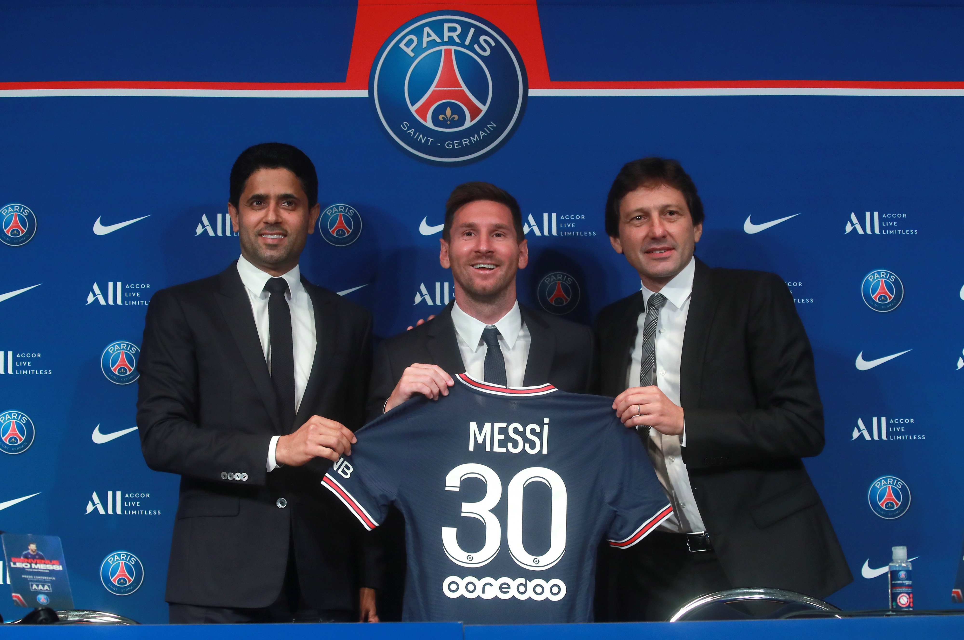 Leo Messi, junto al presidente del PSG, Al Khelaifi, y el director deportivo, Leonardo, el día de su presentación / EFE