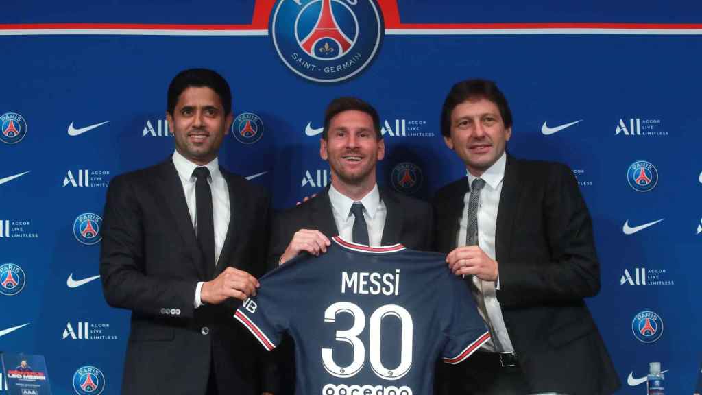 Leo Messi, junto al presidente del PSG, Al Khelaifi, y el director deportivo, Leonardo, el día de su presentación / EFE