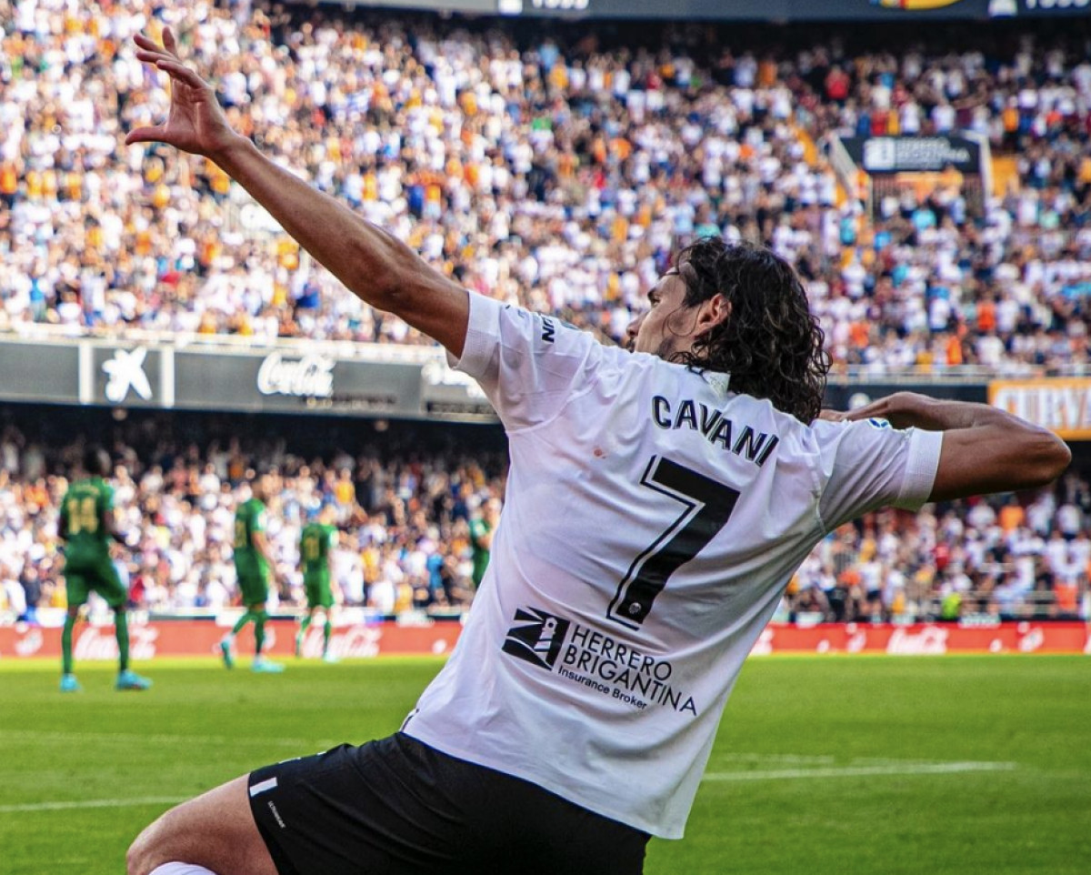 Cavani celebra un gol con el Valencia : VCF
