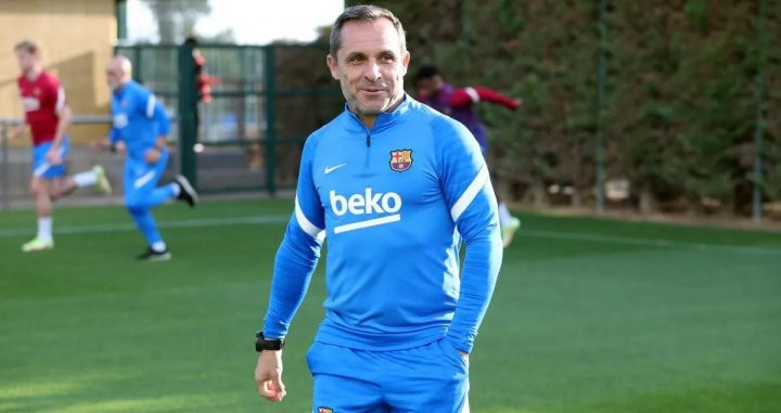 Sergi Barjuan, dirigiendo el entrenamiento del primer equipo del Barça / FCB