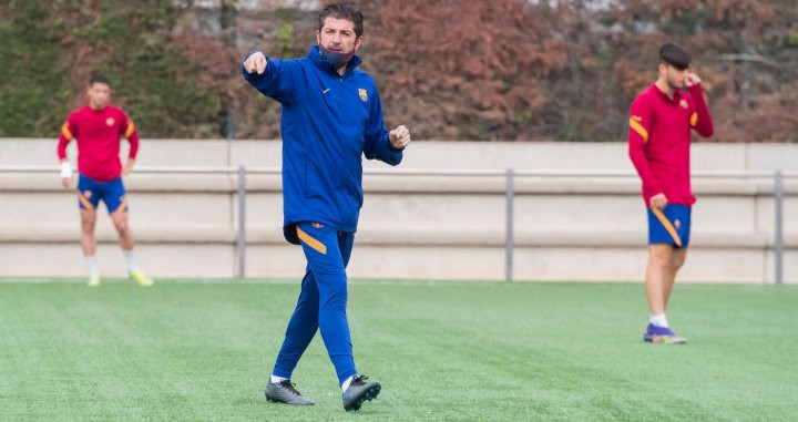 Franc Artiga dirigiendo un entrenamiento del Juvenil A del Barça / FC Barcelona