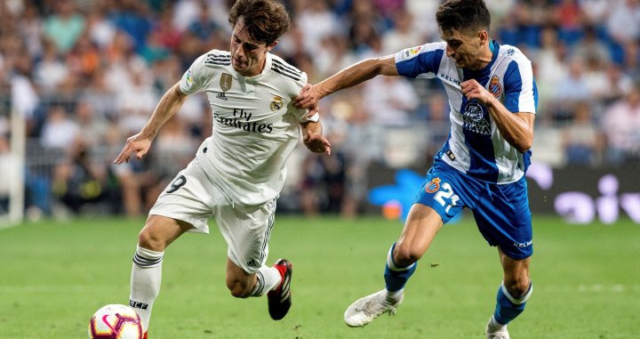 Una foto de Marc Roca en una disputa con Odriozola durante el Real Madrid - Espanyol / EFE