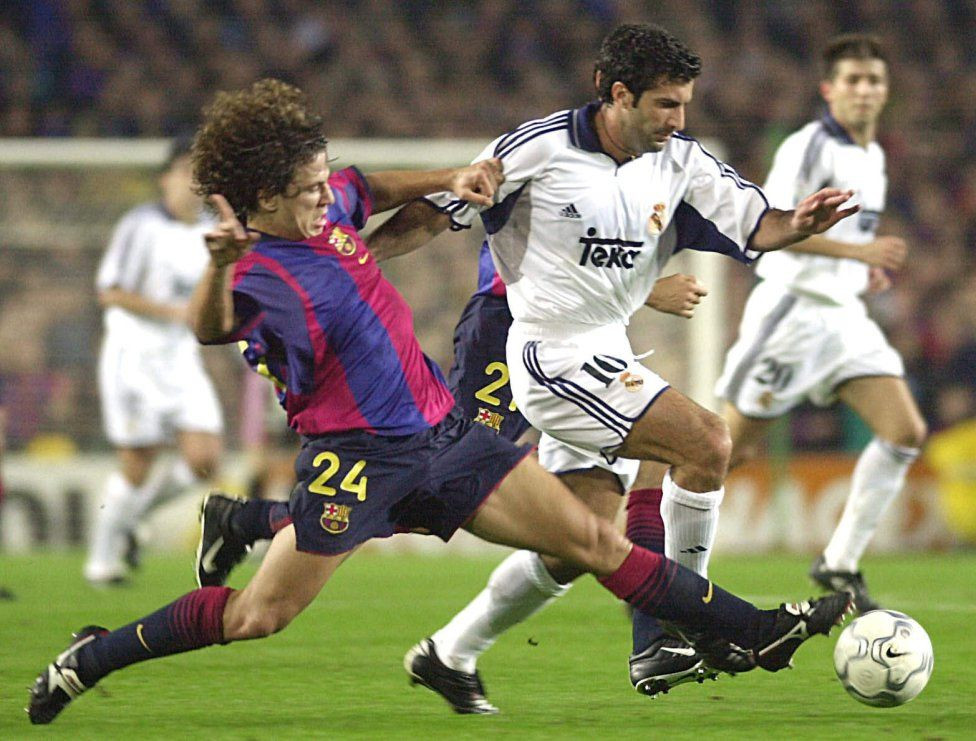 Luis Figo con la camiseta del Real Madrid en el Camp Nou / EFE