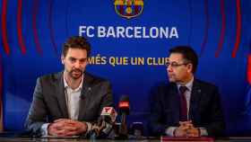 Pau Gasol y Josep Maria Bartomeu en un acto / EFE