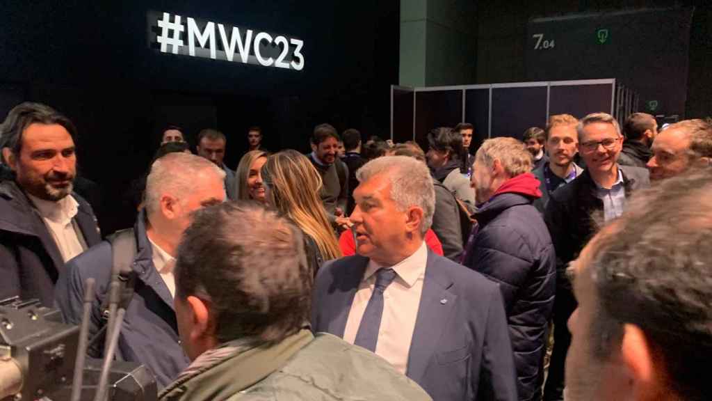 Joan Laporta, en el MWC 2023 junto a Jordi Finestres y Joan Sentelles / CULEMANIA