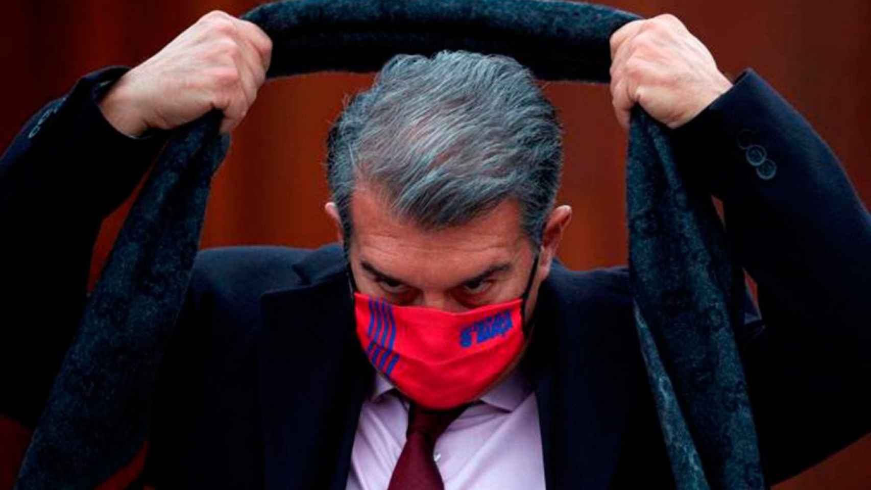 Joan Laporta, poniéndose una bufanda, busca un fichaje bomba/ EFE