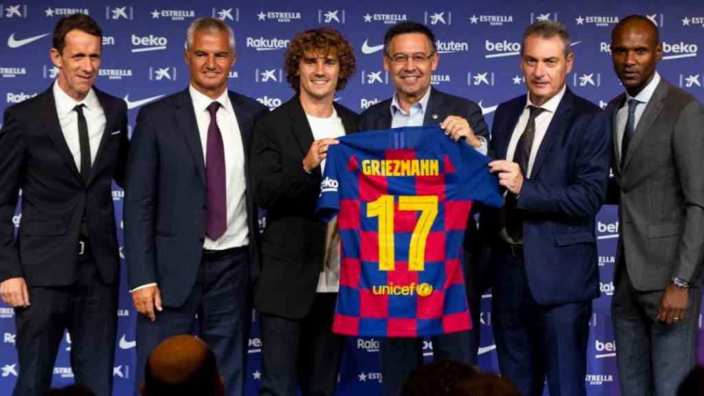 Antoine Griezmann en su presentación con el Barça junto a Bartomeu, Abidal, Bordas, Planas y Pep Segura / FCB