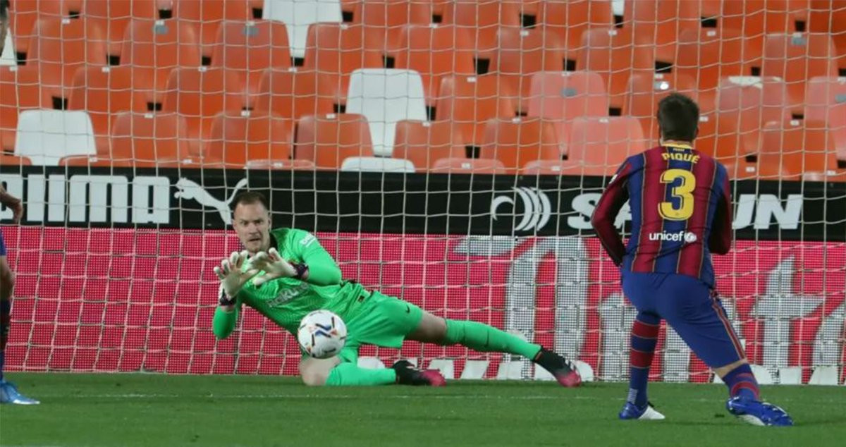 Ter Stegen haciendo una parada en el Valencia-Barça / FCB