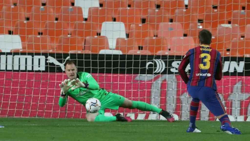 Ter Stegen haciendo una parada en el Valencia-Barça / FCB