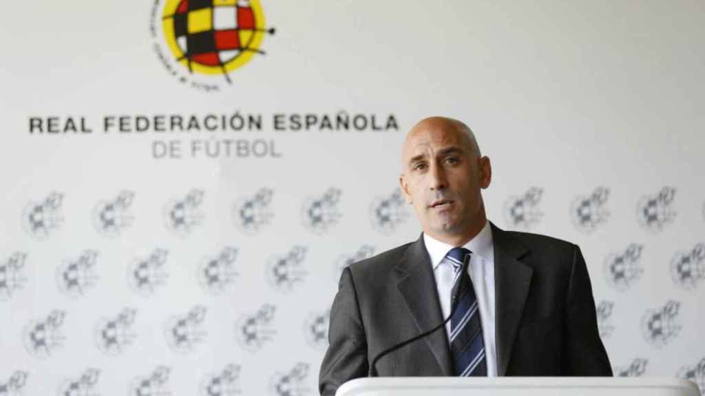 Rubiales presentando los nuevos modelos de Copa del Rey y Supercopa / EFE